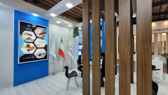 طراحی خلاق غرفه نمایشگاهی با نورپردازی منحصربه‌فرد