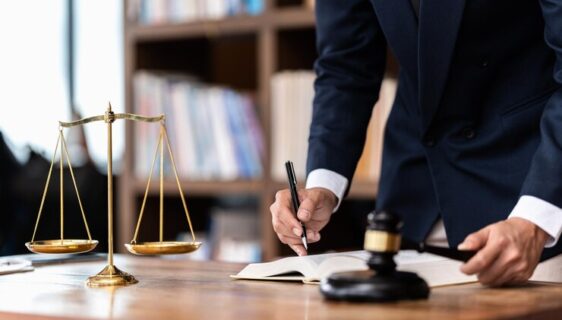 وکیل در حال دفاع از موکل در یک پرونده حقوقی