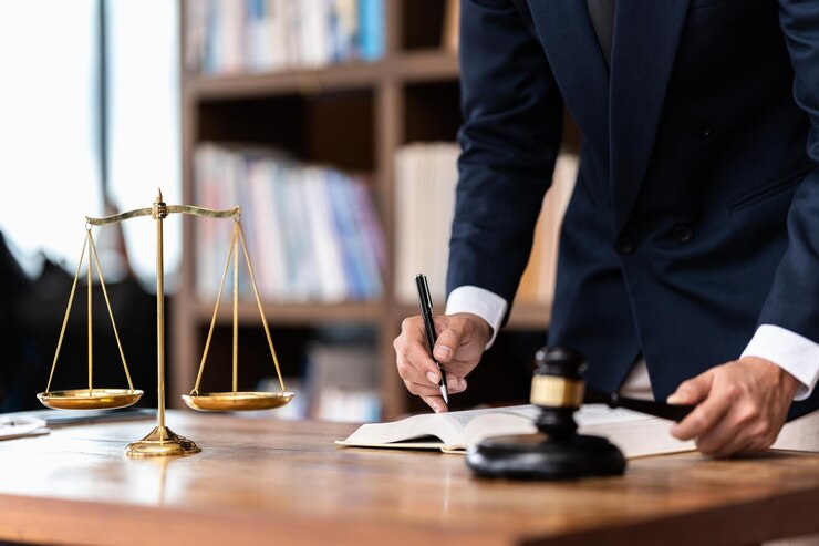 وکیل در حال دفاع از موکل در یک پرونده حقوقی